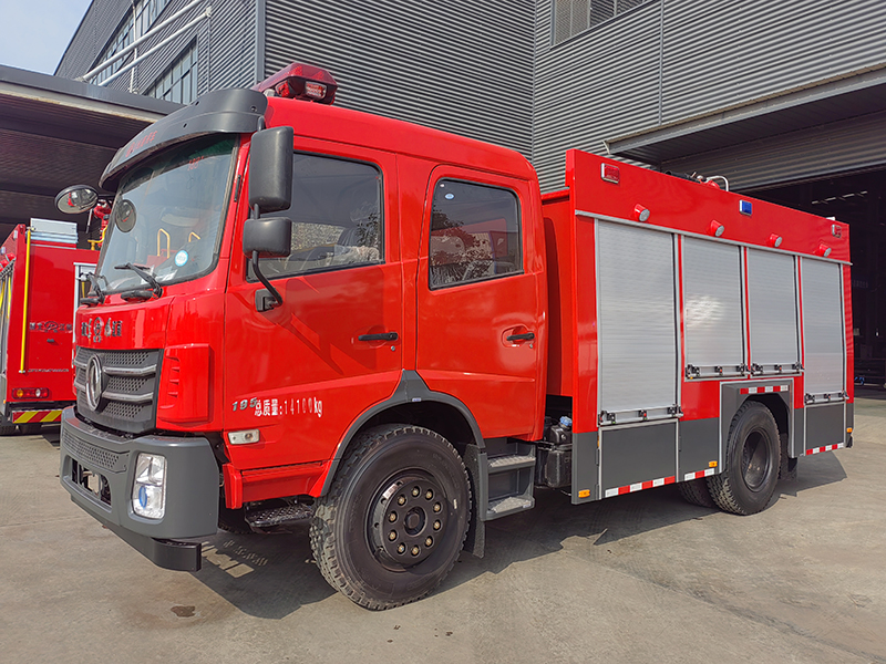 東風145水罐消防車