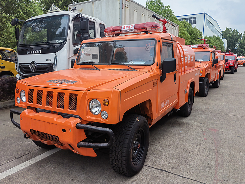 勇士四驅(qū) 1.6 噸森林灑水車