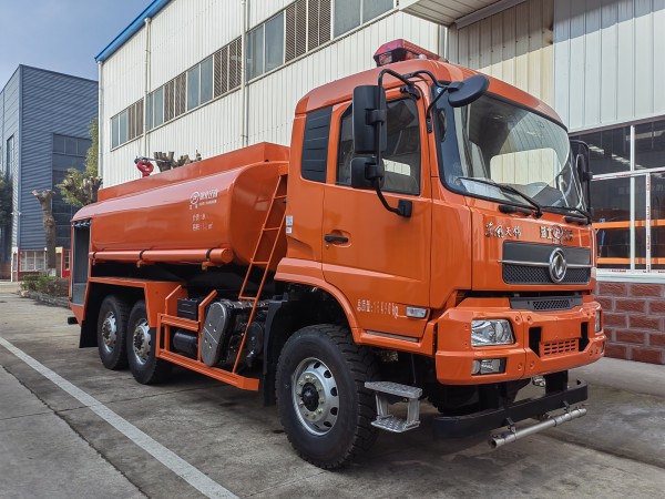 東風 8 噸六驅越野消防灑水車